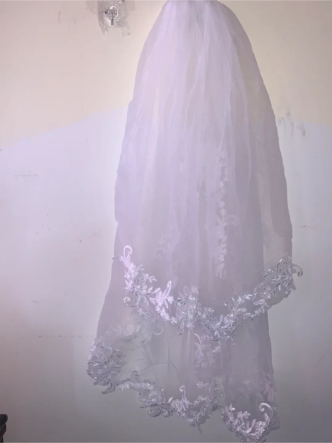 White Lace Wedding Veil image indicator(2)