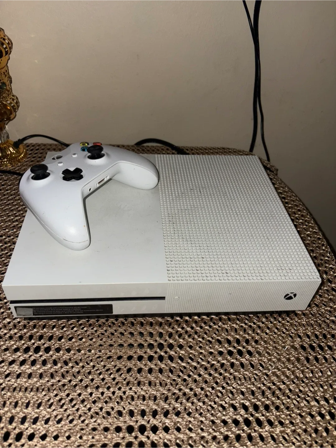 Xbox One S with Controller image indicator(2)