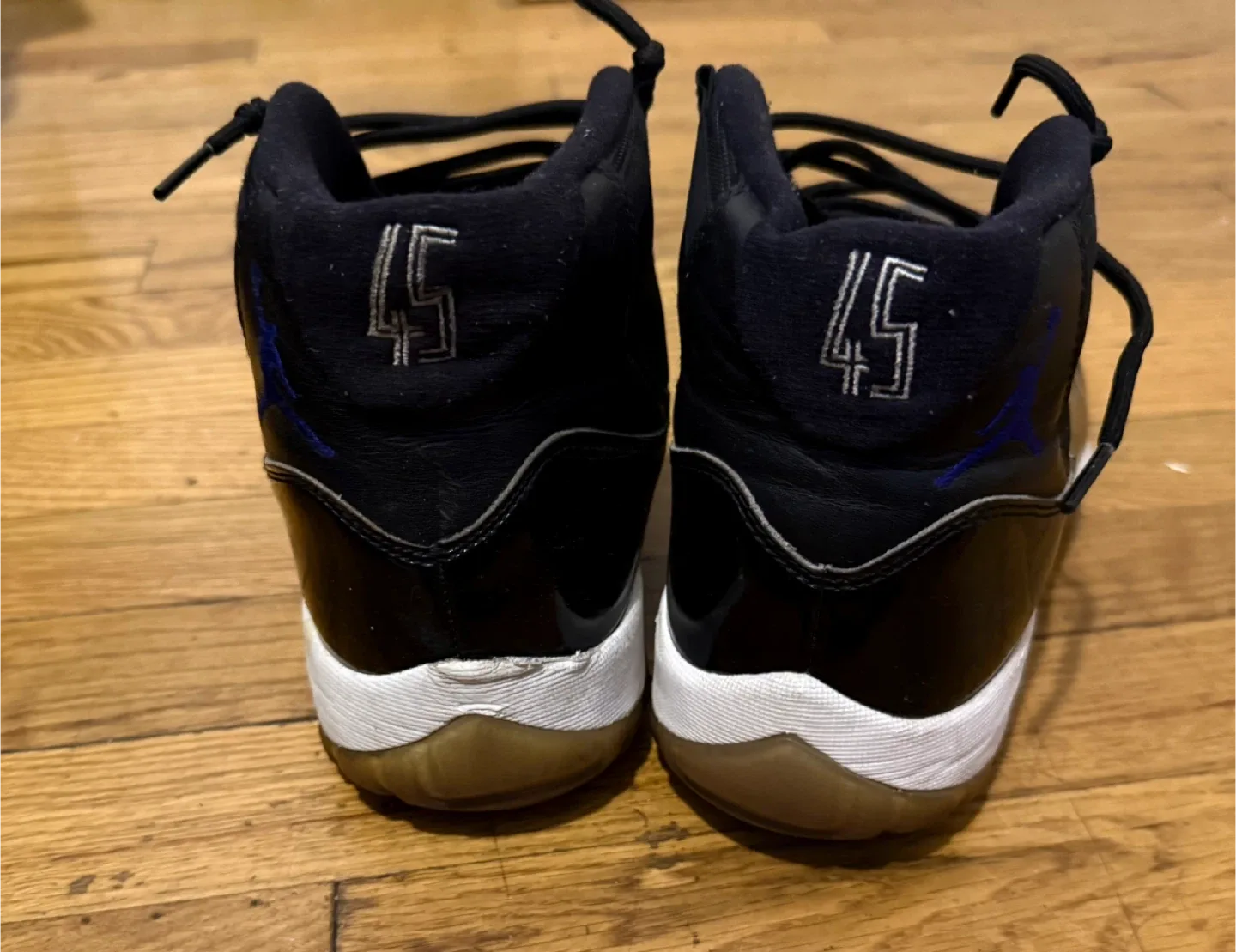 Air Jordan 11 Retro Size 9.5 image indicator(2)