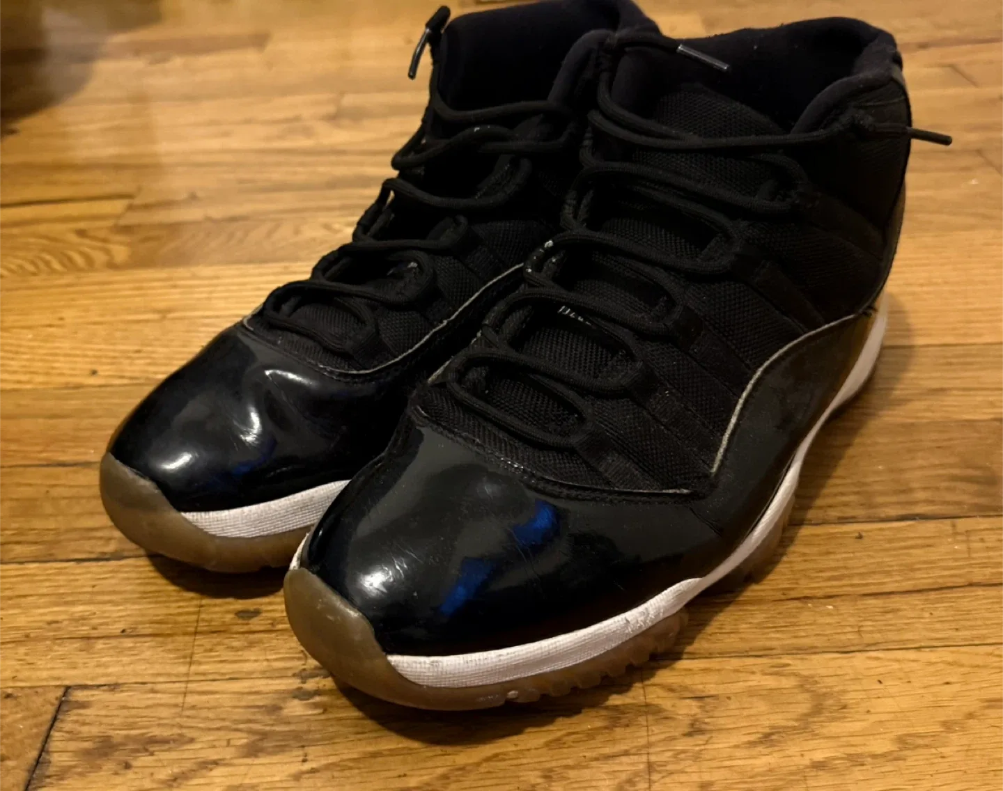 Air Jordan 11 Retro Size 9.5 image indicator(3)