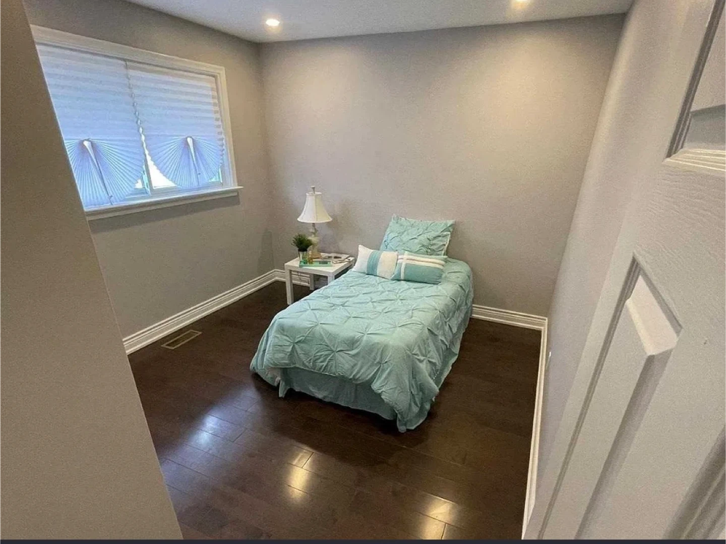 Looking for  Roomate- $900 (Private Room )