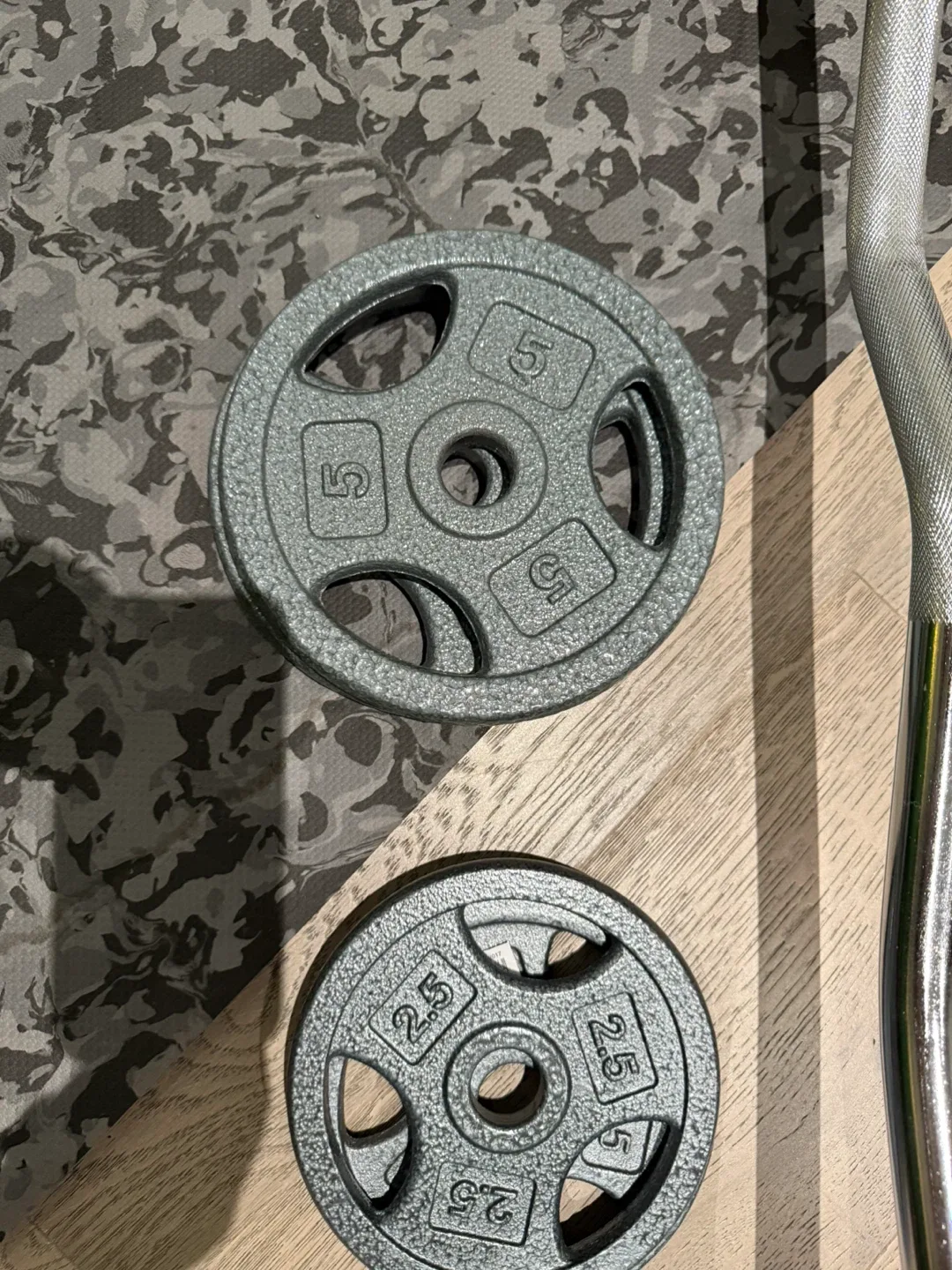 EZ Curl Bar with Weight Plates image indicator(3)