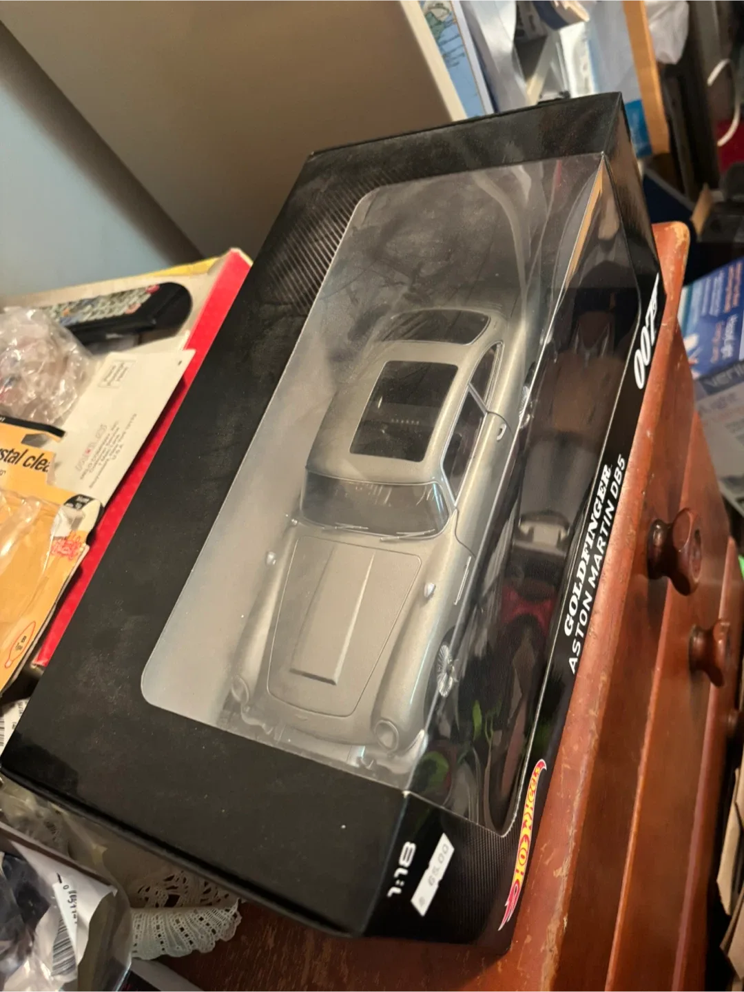 Hot Wheels Goldfinger Aston Martin DB5 1:18 image indicator(2)