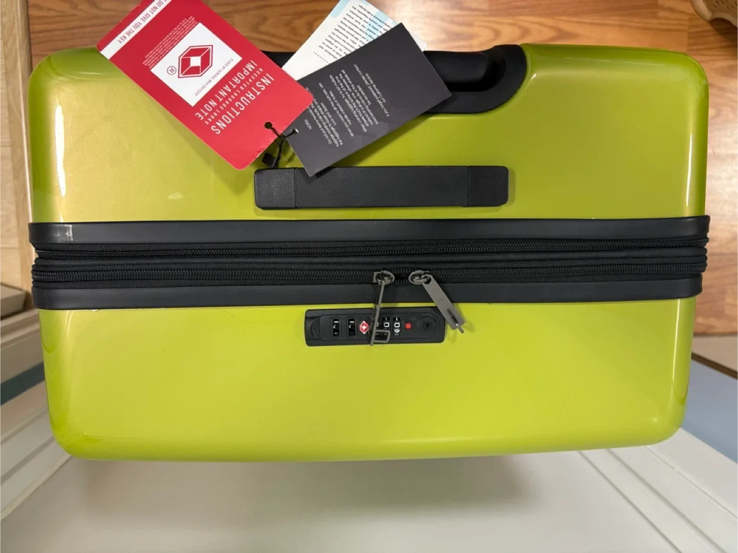 LIKE NEW: 28” Luggage Suitcase - Green image indicator(2)