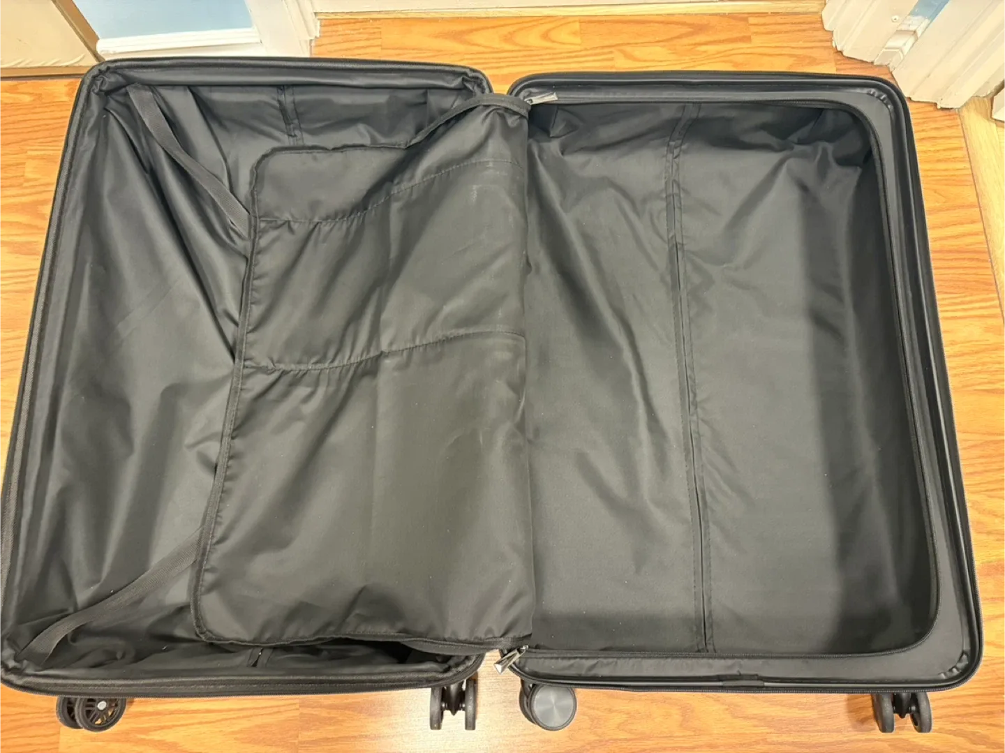 LIKE NEW: 28” Luggage Suitcase - Green image indicator(4)