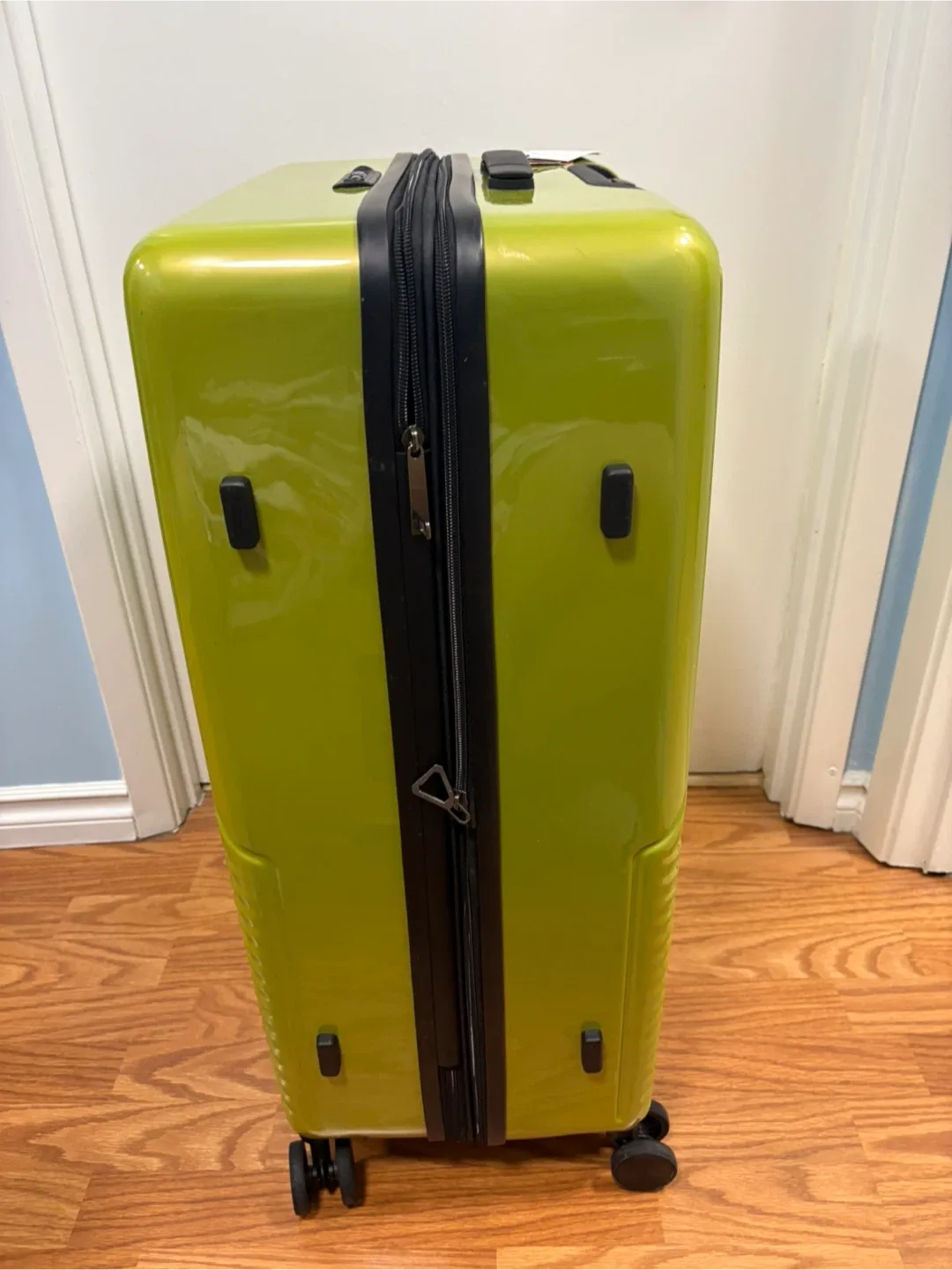 LIKE NEW: 28” Luggage Suitcase - Green image indicator(5)