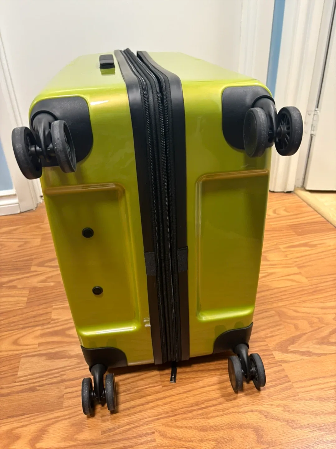 LIKE NEW: 28” Luggage Suitcase - Green image indicator(3)