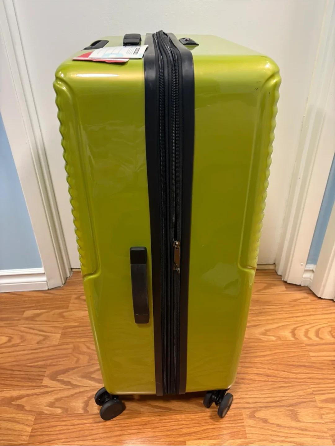 LIKE NEW: 28” Luggage Suitcase - Green image indicator(7)