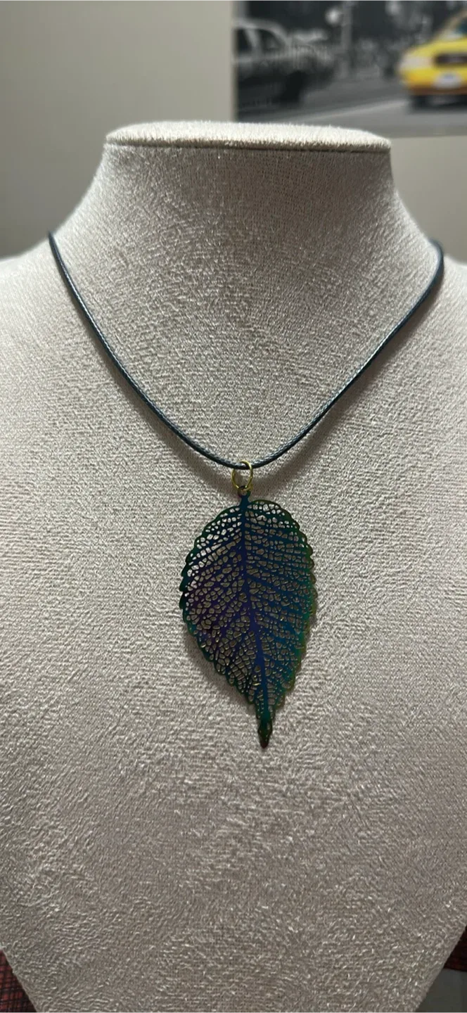 Leaf Pendant Necklaces image indicator(2)