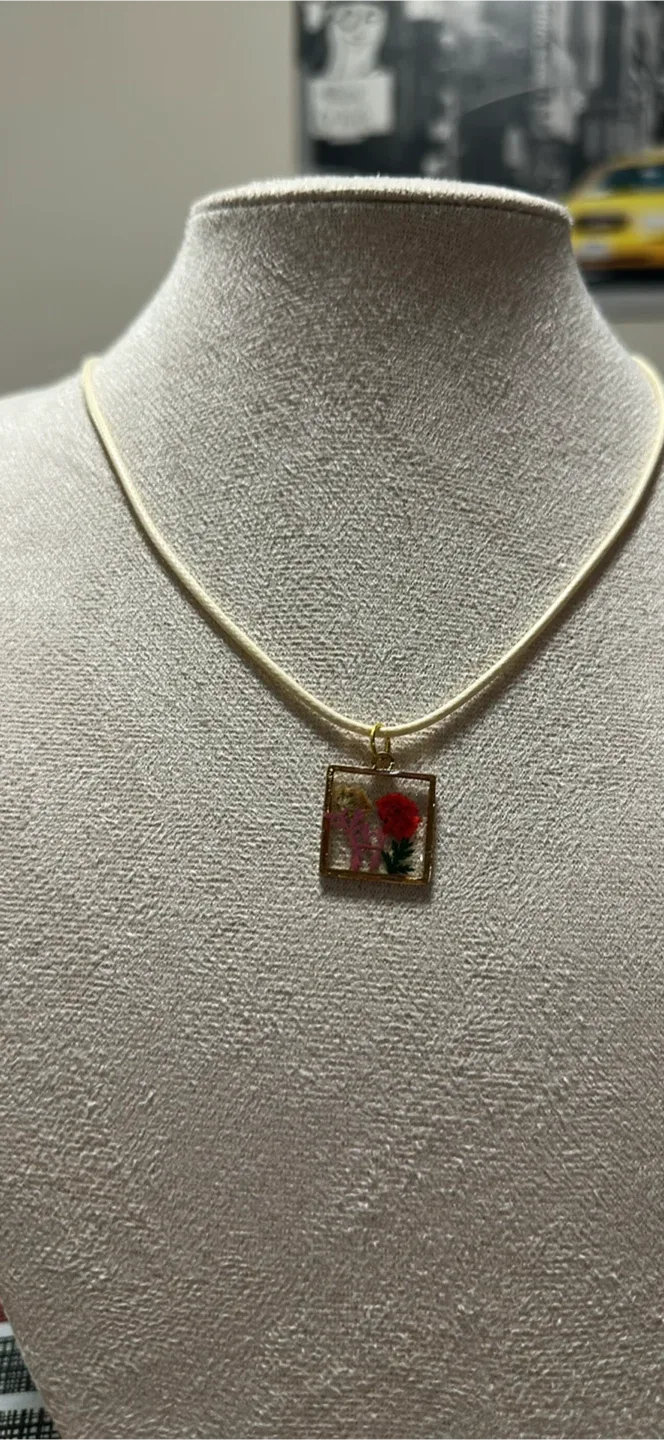 Handmade Resin Flower Pendants - Unique! image indicator(2)