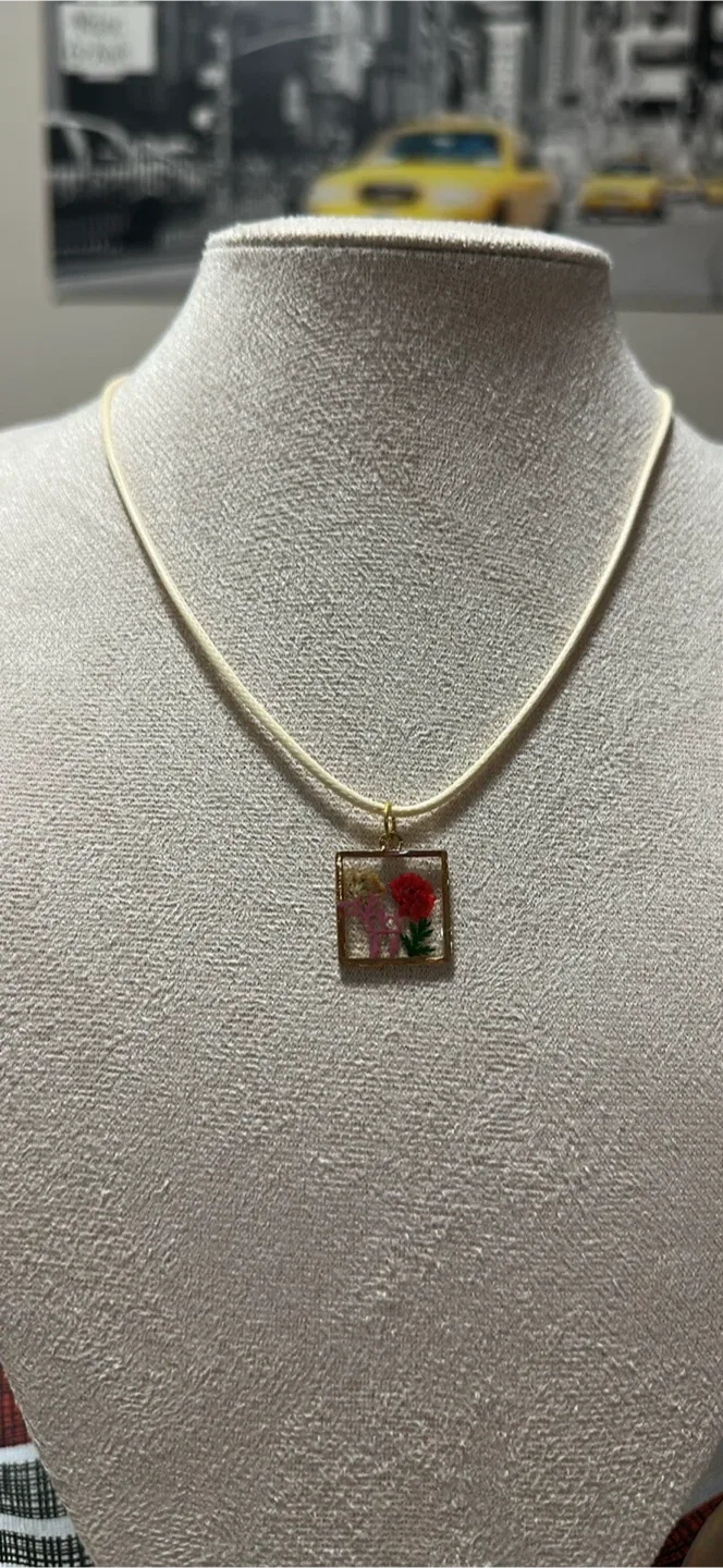 Handmade Resin Flower Pendants - Unique! image indicator(6)