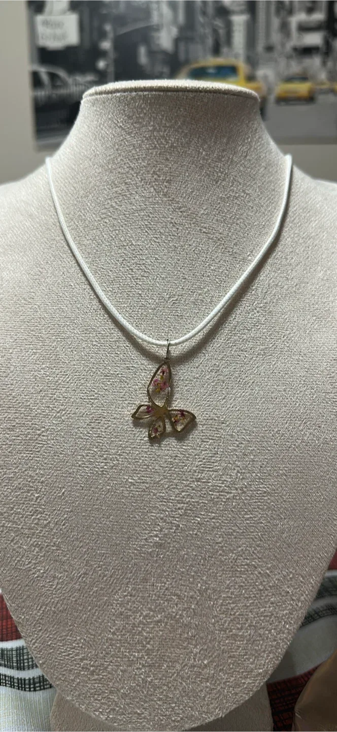 Handmade Resin Flower Pendants - Unique! image indicator(8)