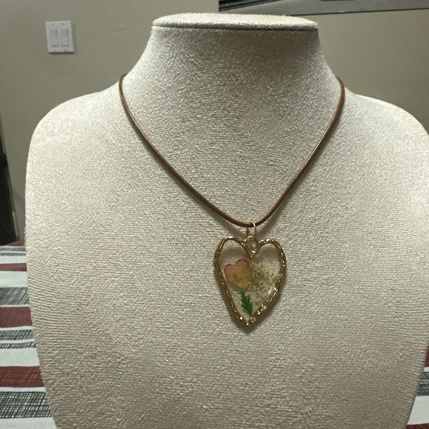 Handmade Resin Flower Pendants - Unique! image indicator(3)