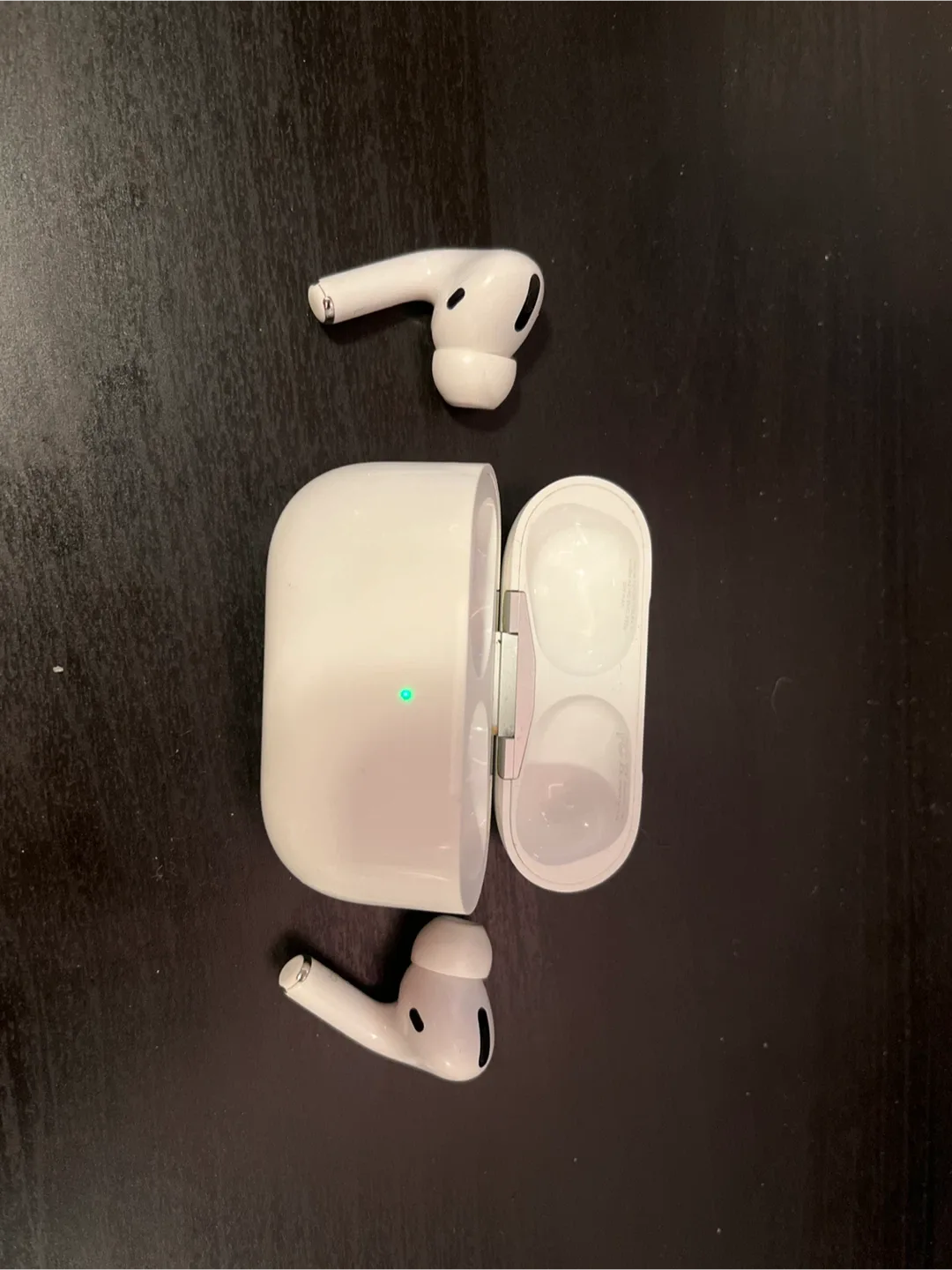 Apple AirPods Pro with Wireless Charging Case image indicator(3)