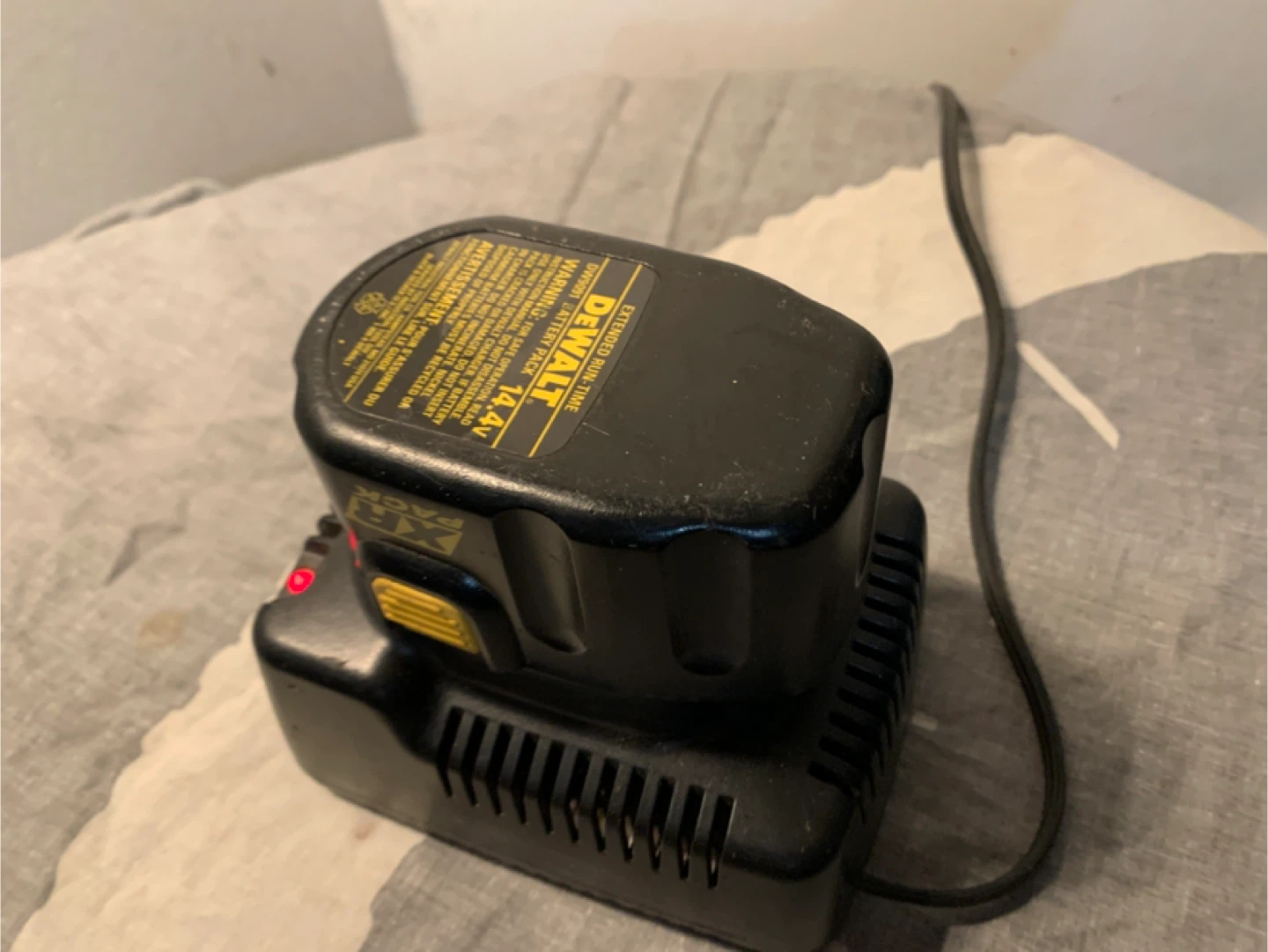 DeWalt DW9116 Battery Charger - photo 3