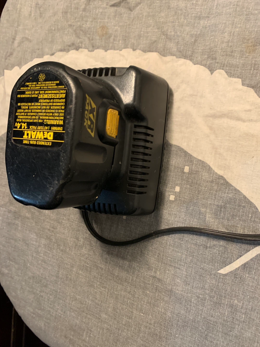 DeWalt DW9116 Battery Charger - photo 2
