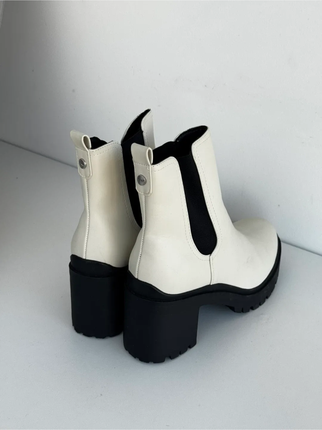 Nine West White Leather Chelsea Boots, Size 9 thumbnail