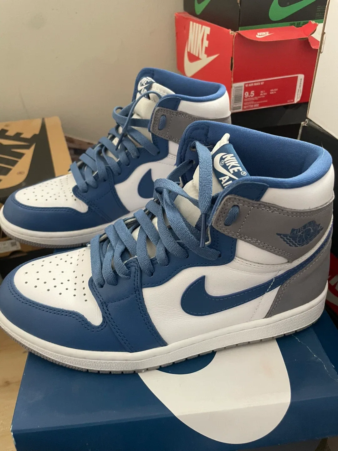 Nike Air Jordan 1 High OG Hyper Royal Size 9.5 image indicator(2)