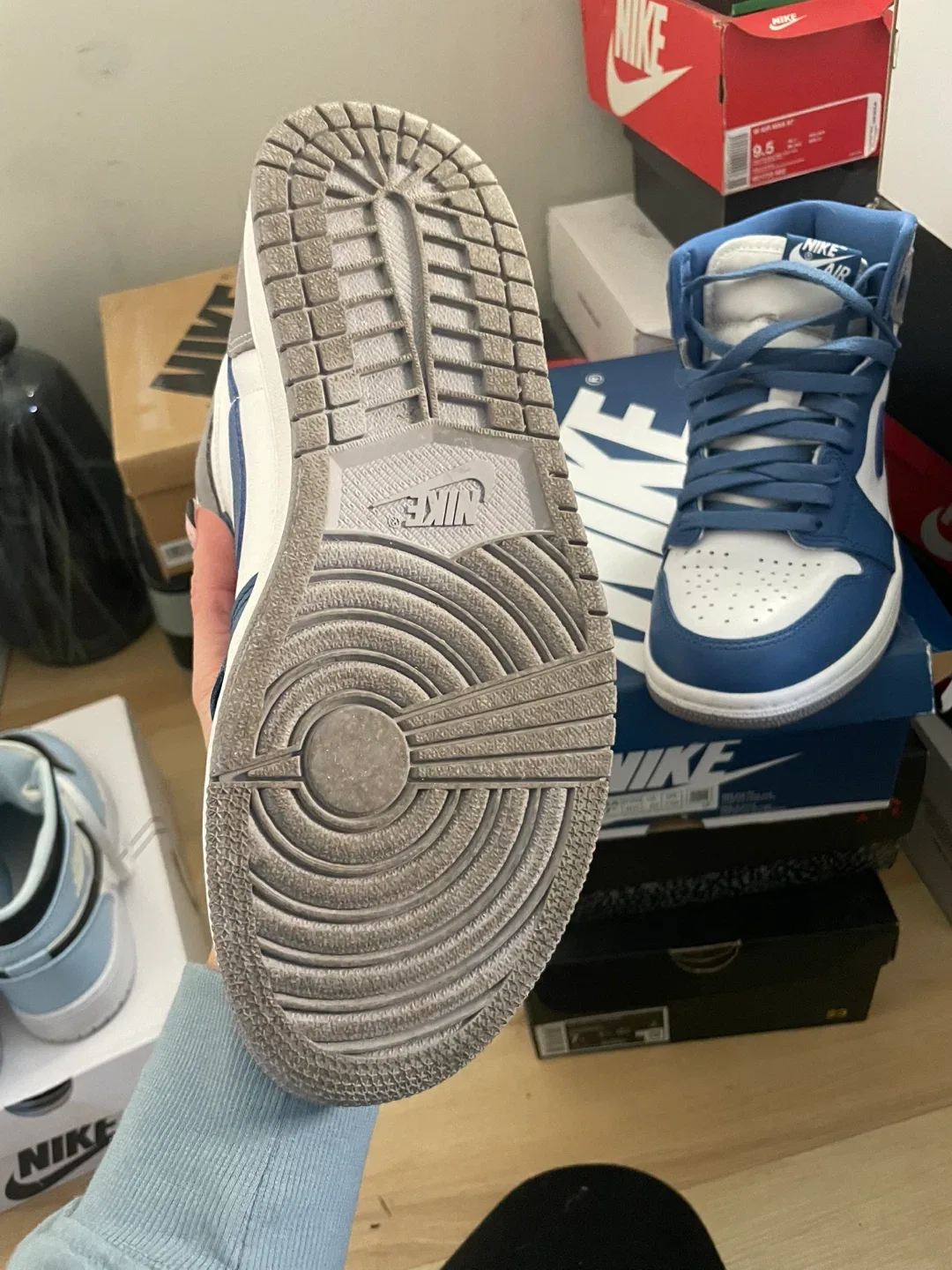 Nike Air Jordan 1 High OG Hyper Royal Size 9.5 image indicator(3)