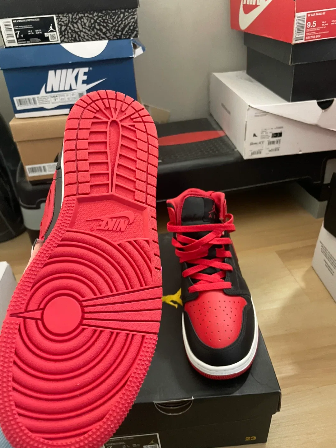 Air Jordan 1 Mid (GS) - Size 7Y image indicator(3)