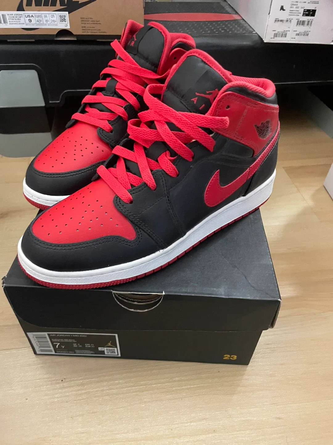 Air Jordan 1 Mid (GS) - Size 7Y image indicator(2)