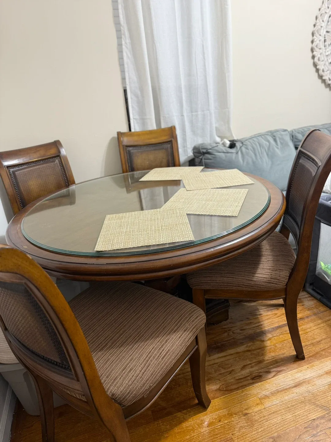 Round Dining Table with 4 Chairs image indicator(4)