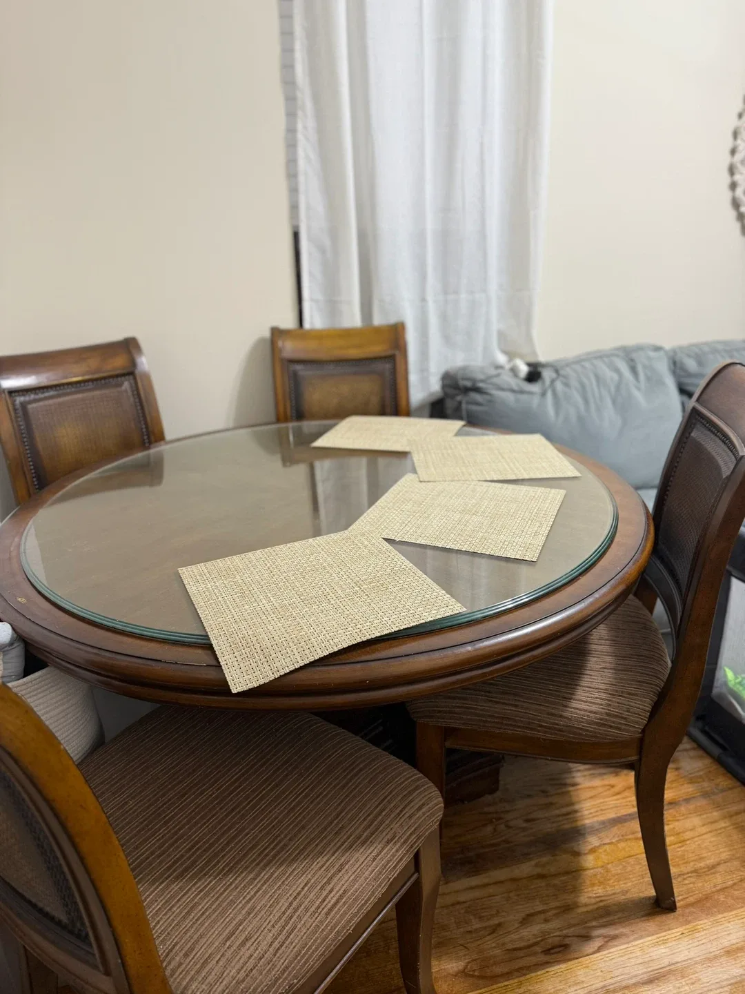 Round Dining Table with 4 Chairs image indicator(2)