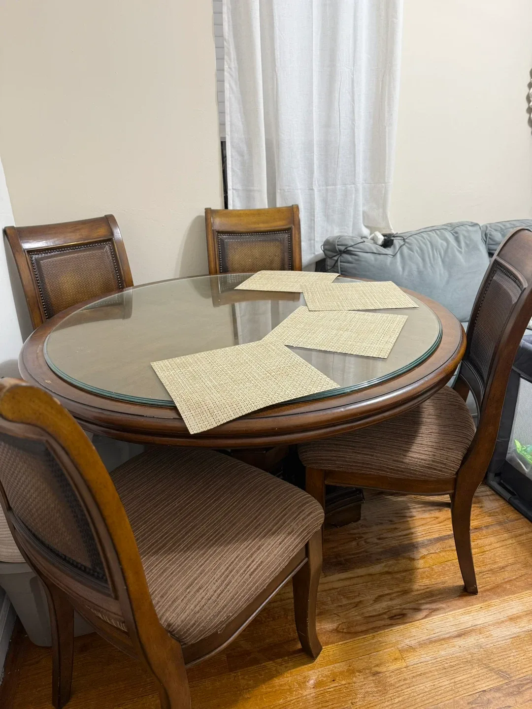 Round Dining Table with 4 Chairs image indicator(5)