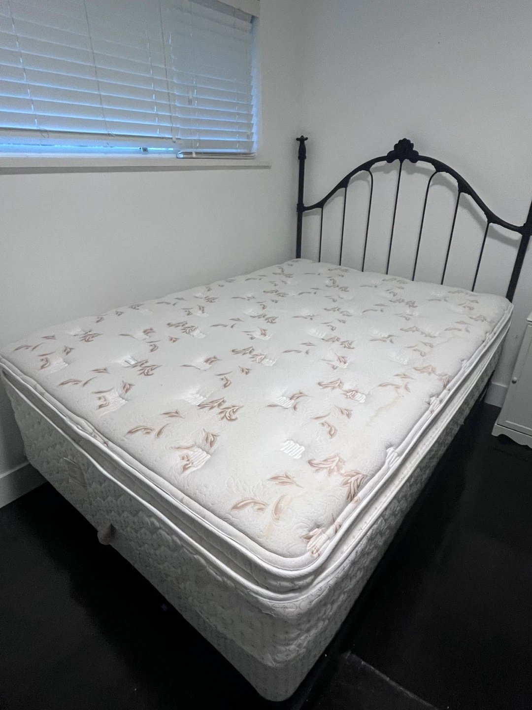 Double bed with wrought iron headboard, mattress and foam topper - photo 5