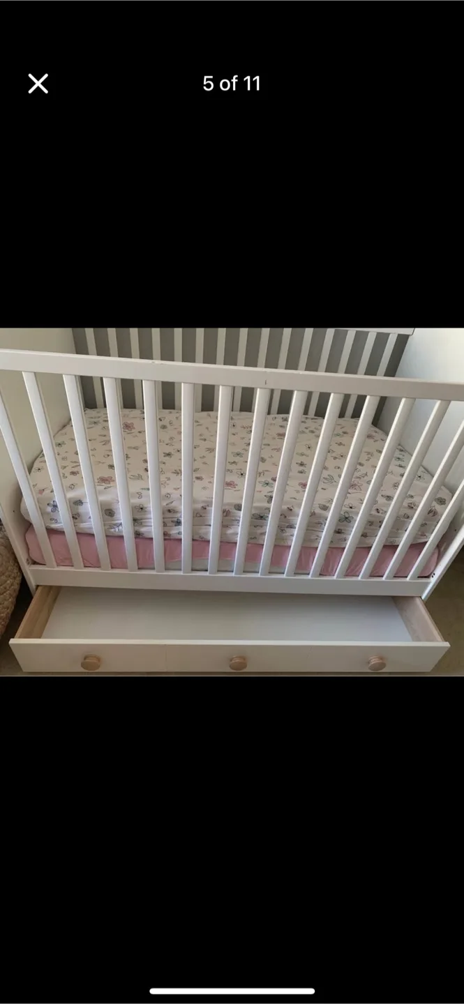 White Baby Crib with Mattress image indicator(7)