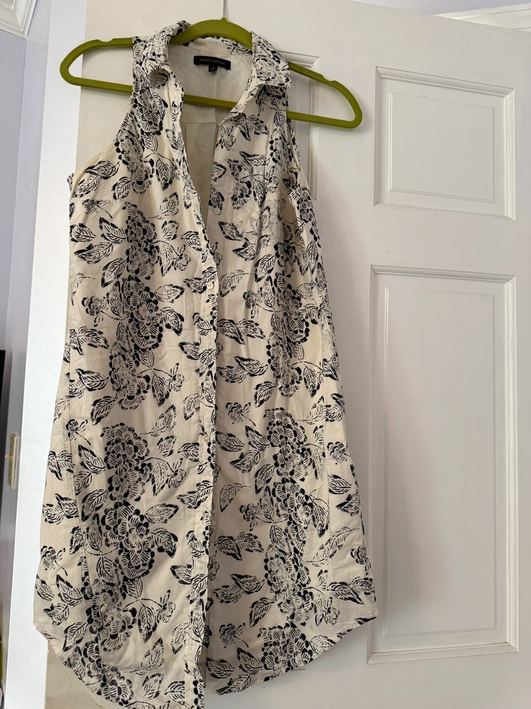 Banana Republic Sleeveless Floral Shirt - Size 4 - photo 3