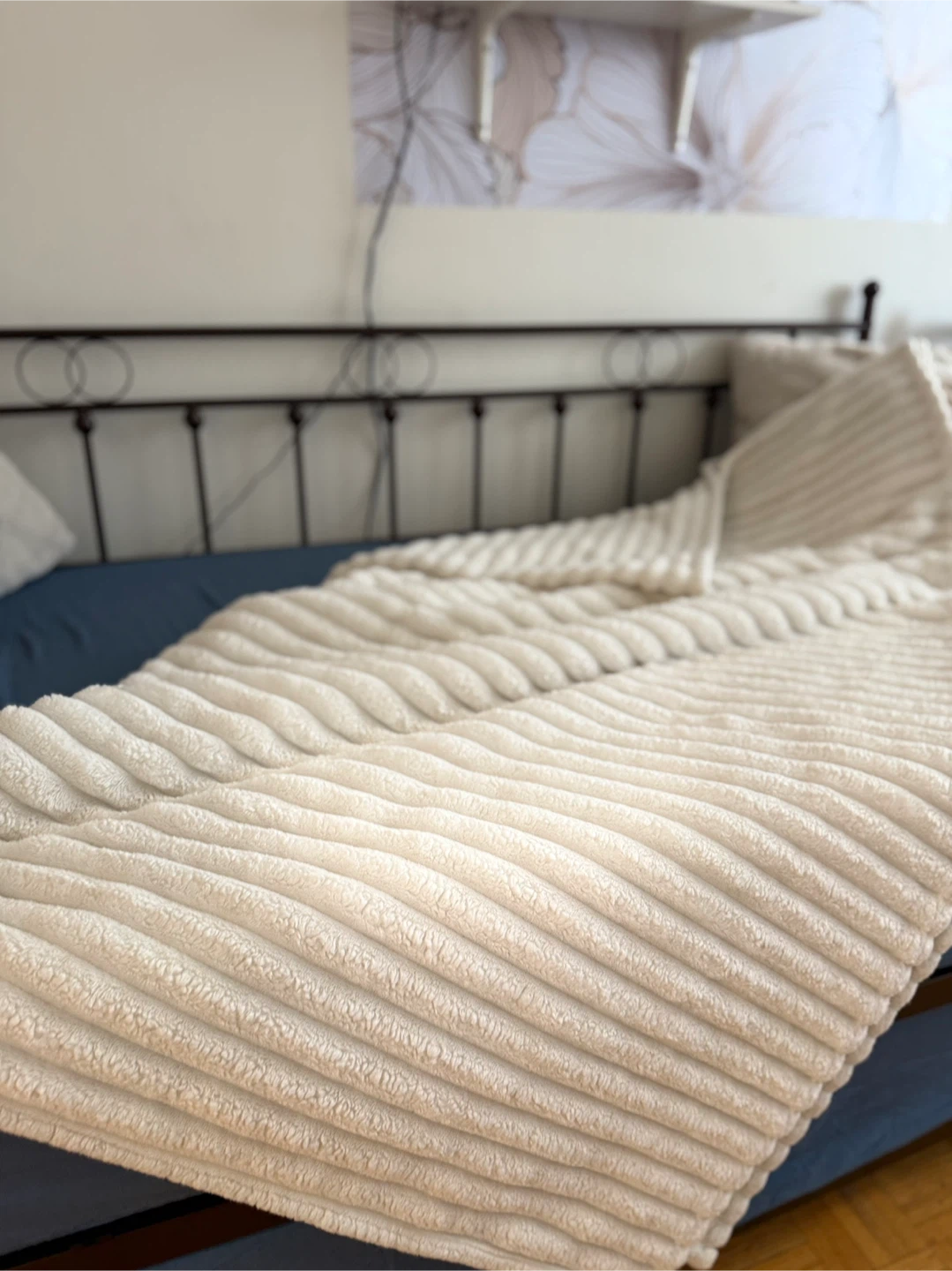 🚚Moving sale Cozy Throw Blanket - Cream & Sage Green - photo 3