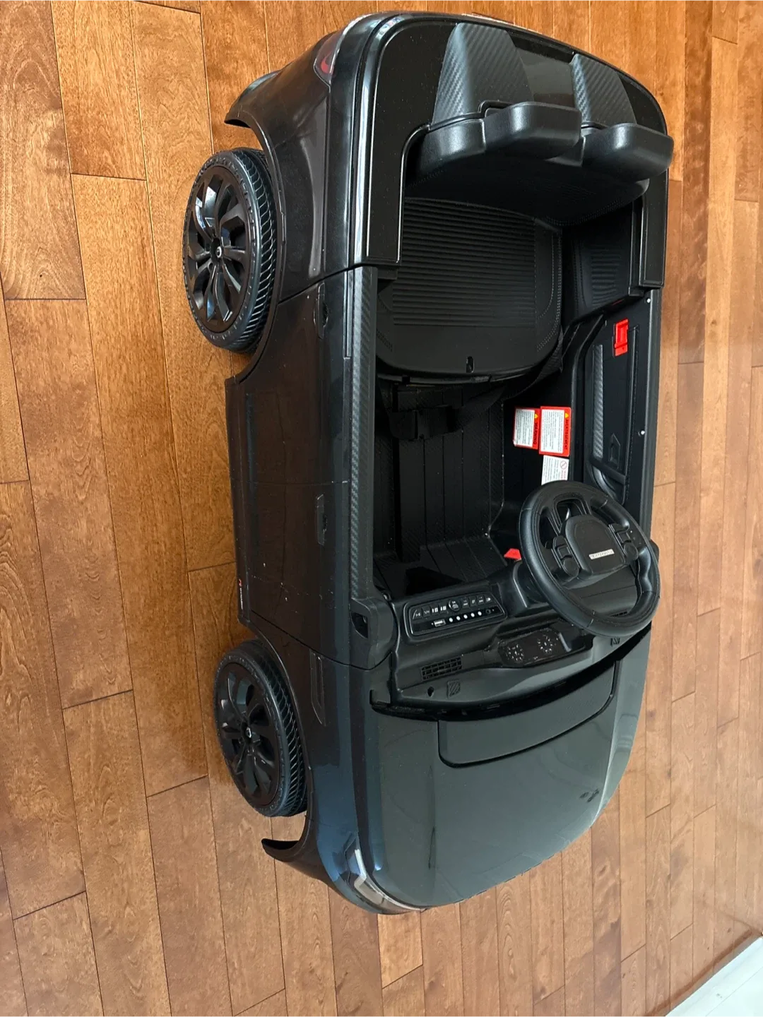 Land Rover Discovery Sport Electric Ride-On Car - Ages 3-8 image indicator(4)