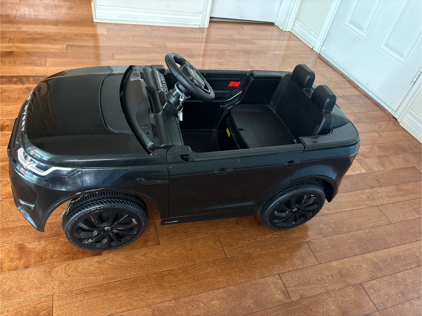 Land Rover Discovery Sport Electric Ride-On Car - Ages 3-8 image indicator(3)