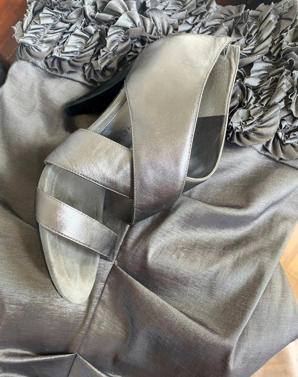 Gorgeous pewter dress/matching leather Marc Fisher shoes - photo 2