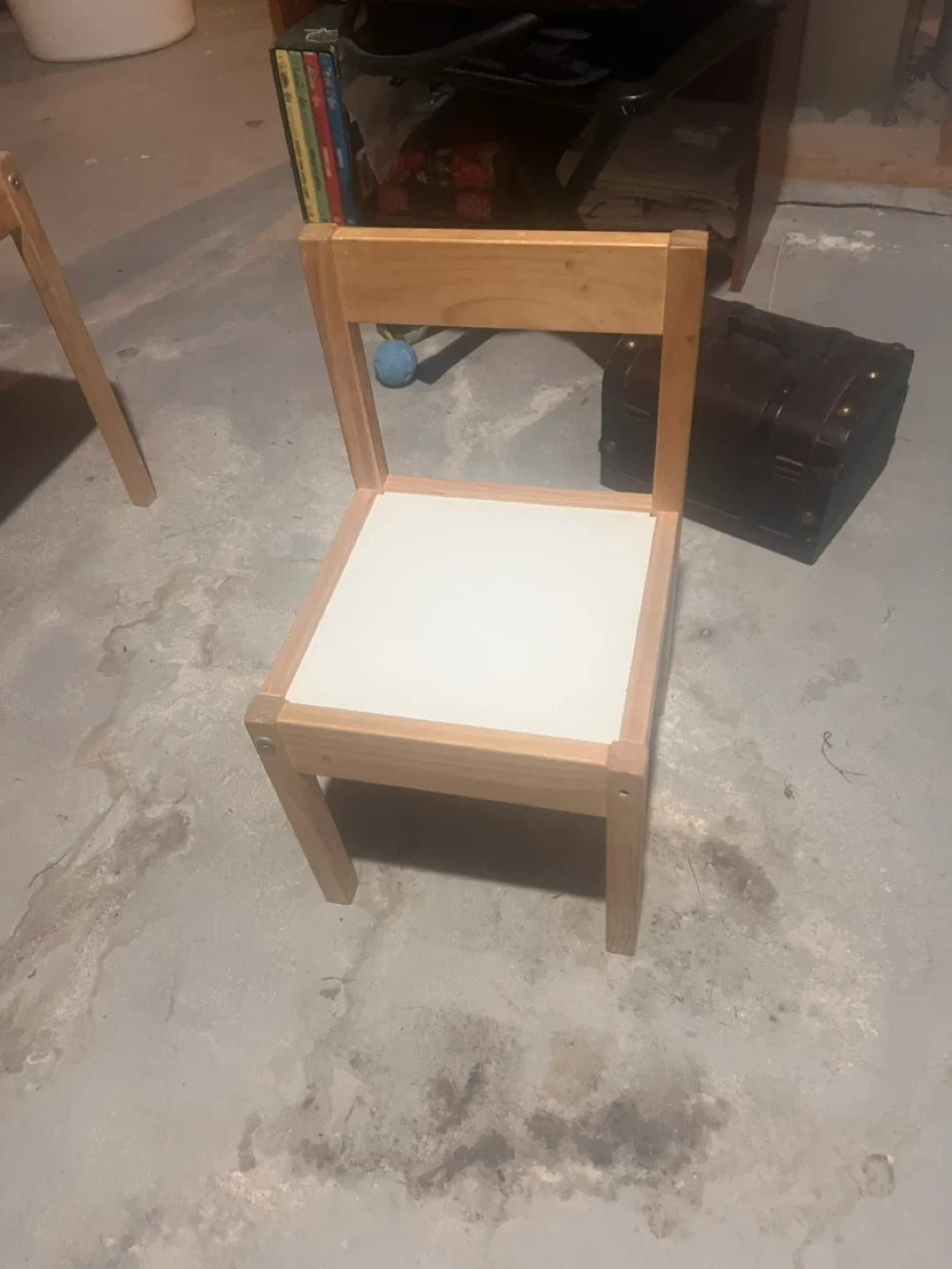 Kids Table and Chairs Set image indicator(4)