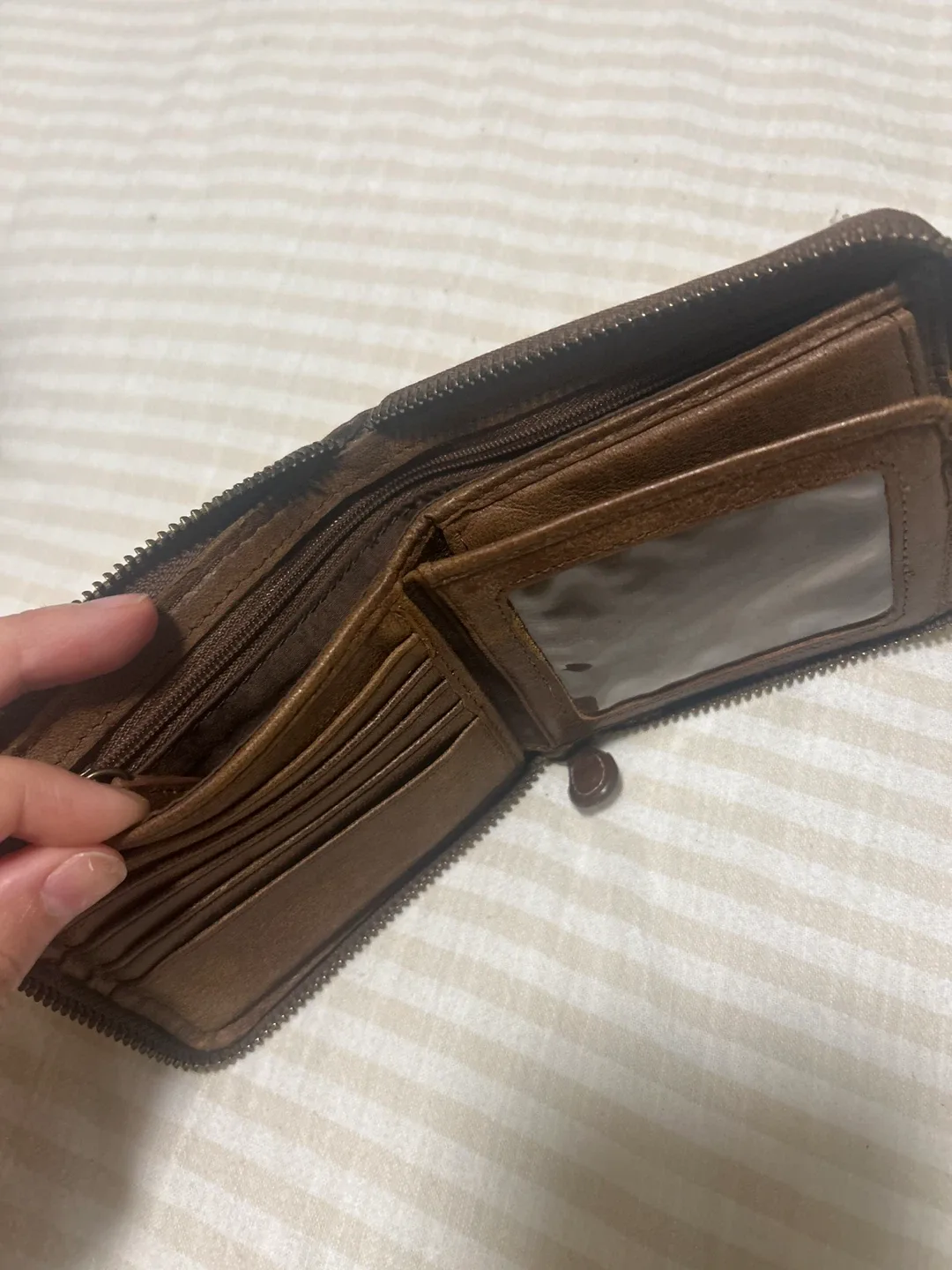 Roots Brown Leather Wallet image indicator(5)