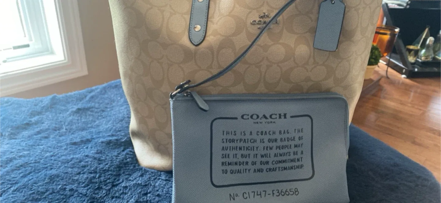 Coach Reversible City Tote - Signature Jacquard image indicator(3)