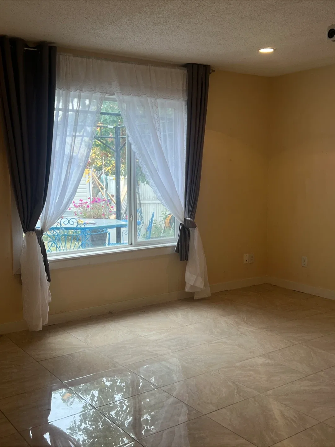 Fully developed walkout one bedroom suit image indicator(3)