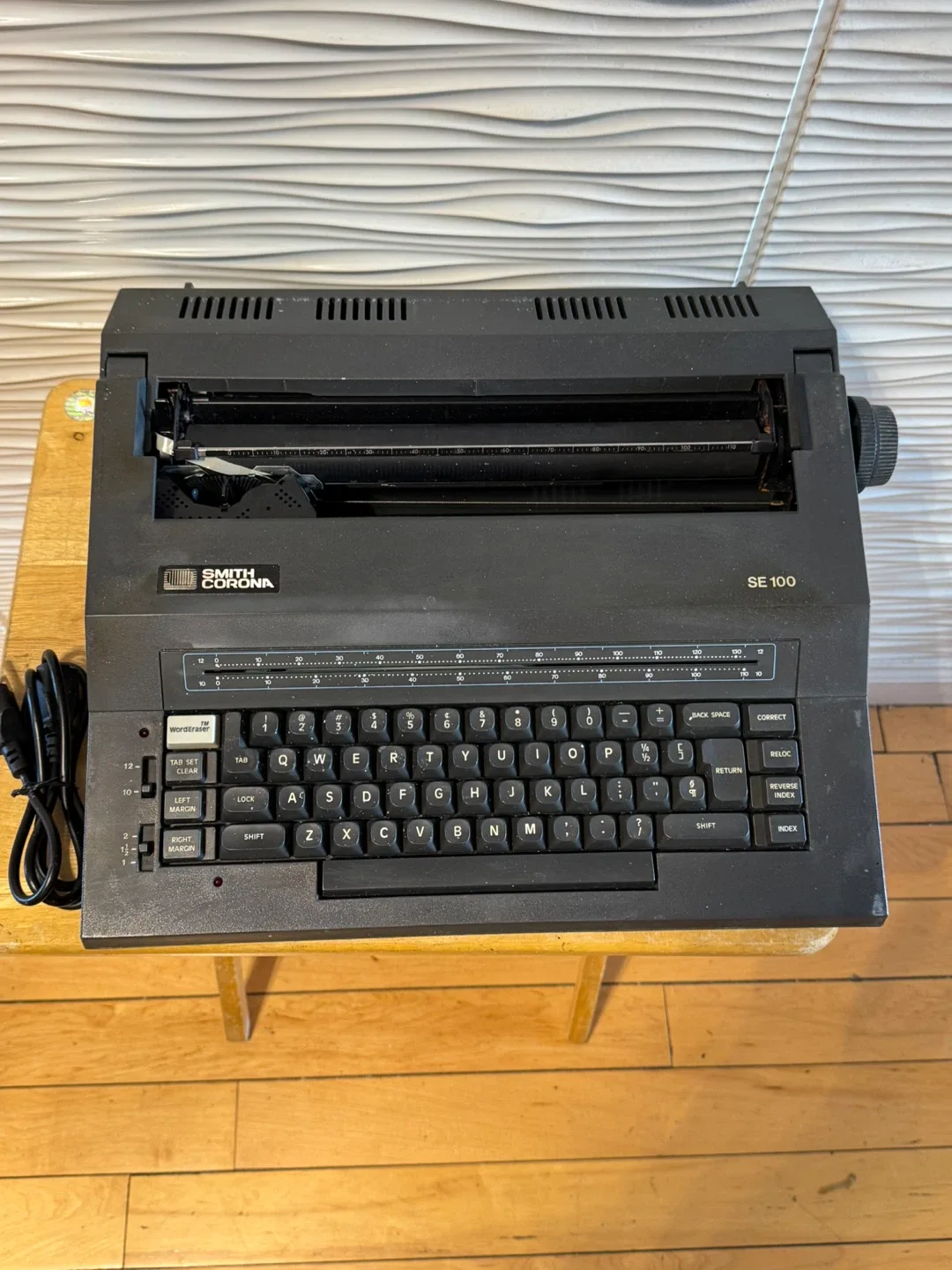 Smith Corona SE 100 Typewriter thumbnail