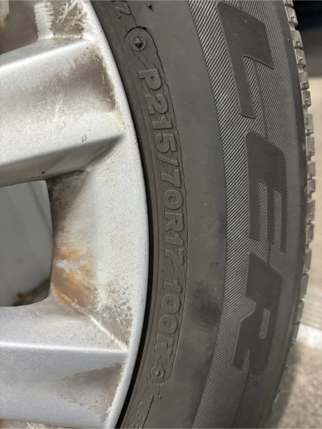 Bridgestone Dueler P215/70R17 Tire Set image indicator(2)