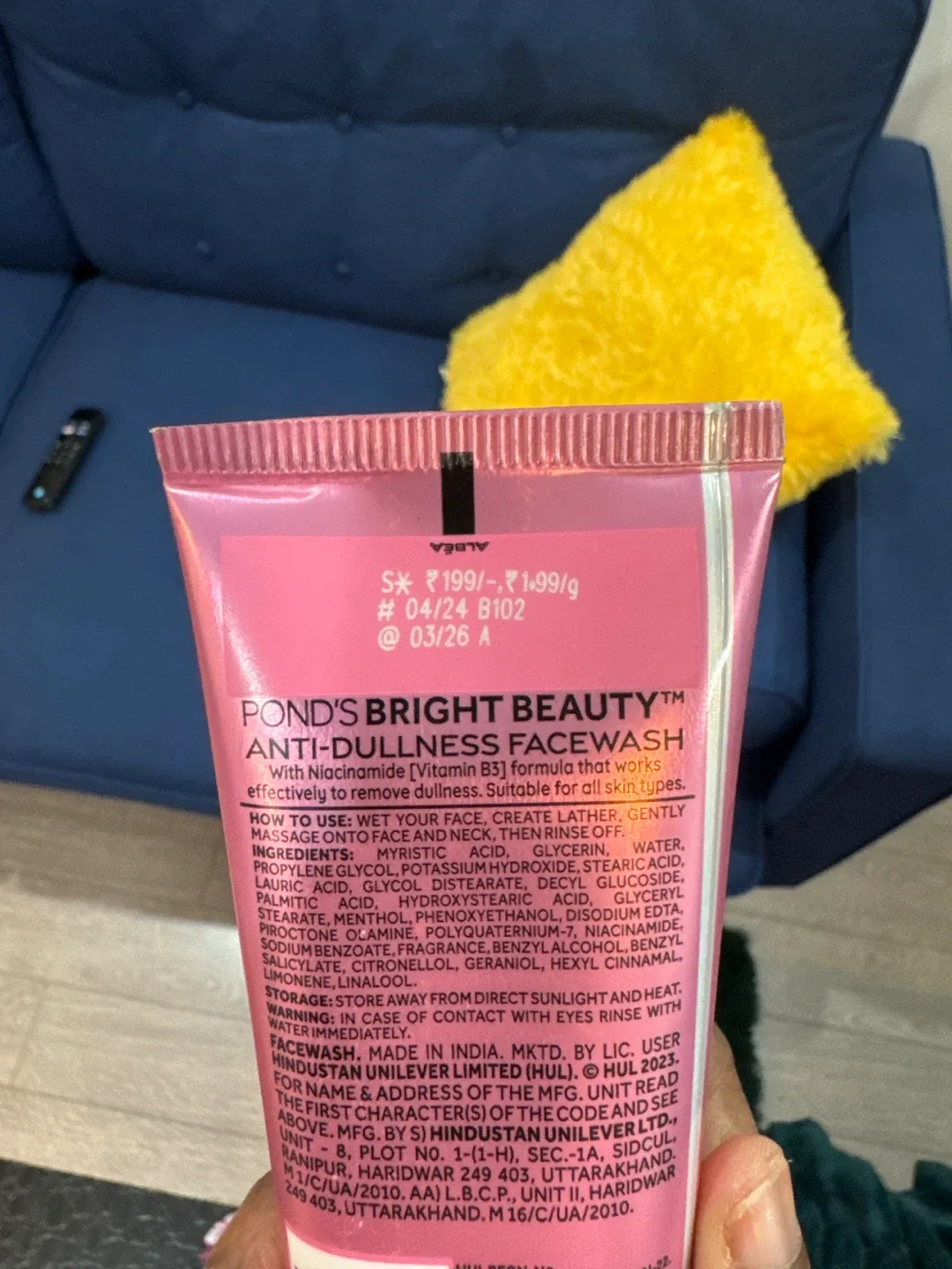 Pond's Bright Beauty Anti-Dullness Facewash image indicator(2)