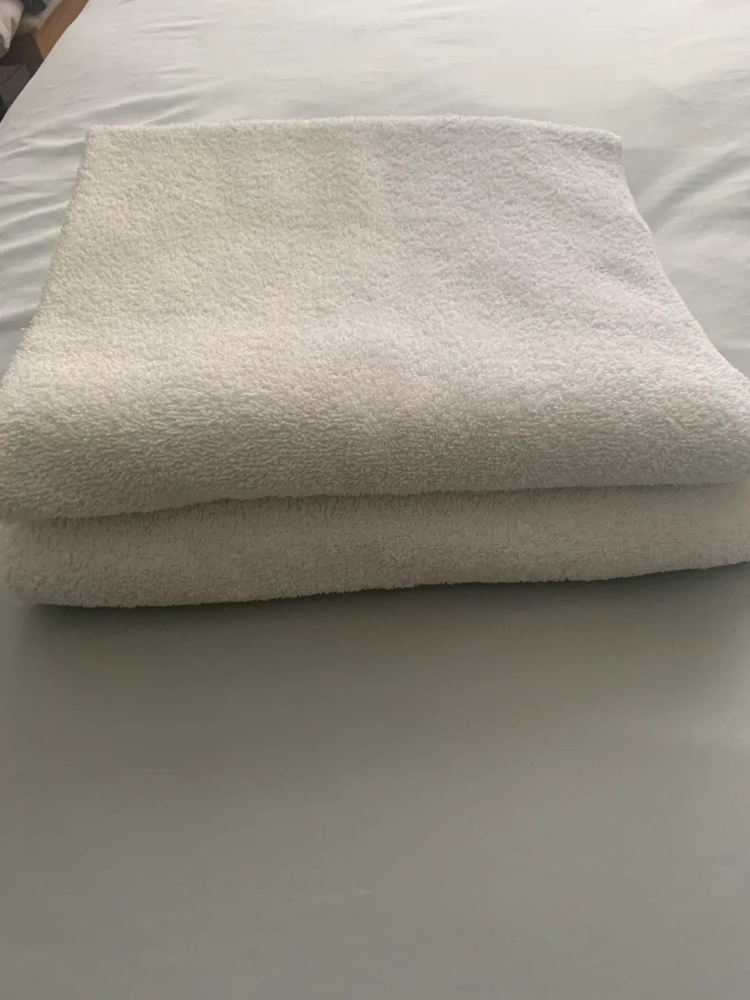 2 white  towels image indicator(2)