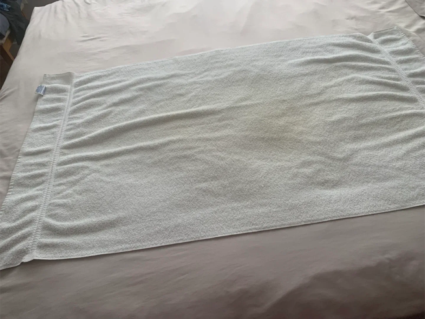 2 white  towels image indicator(4)