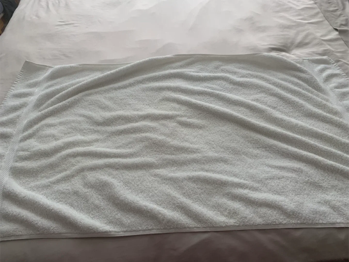 2 white  towels image indicator(5)