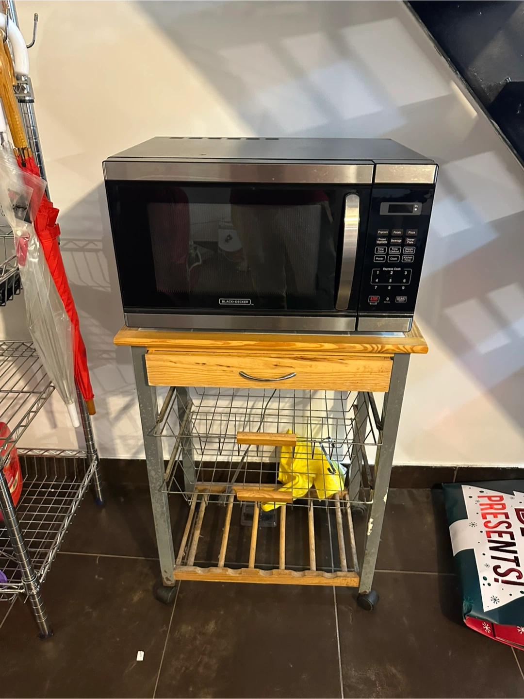 Microwave Oven + Table