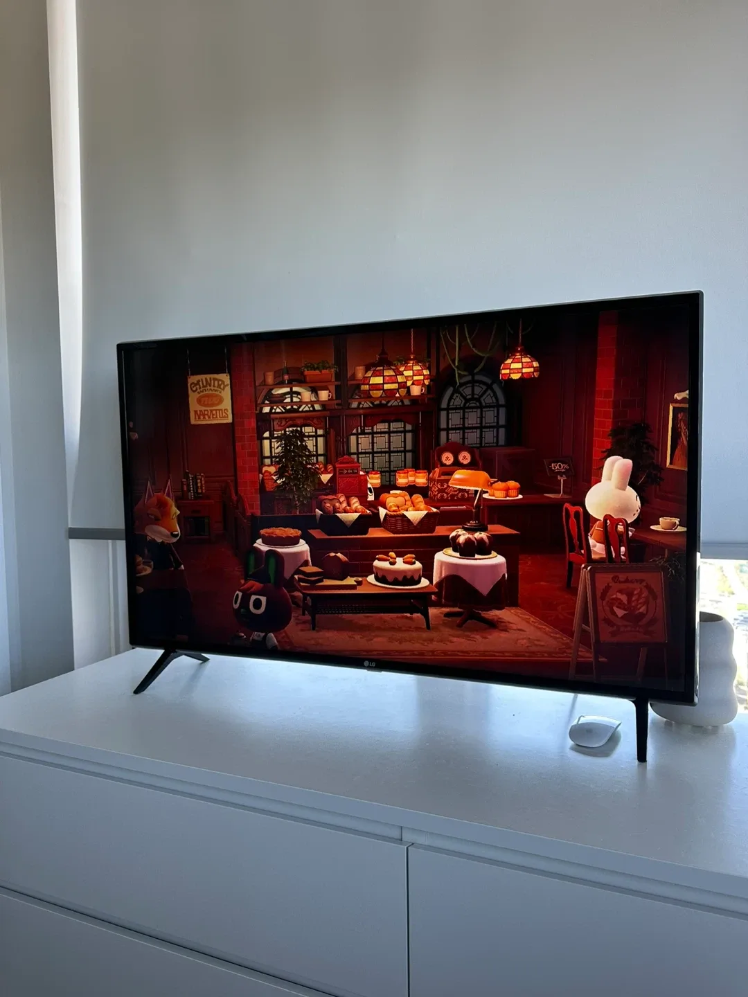 LG 43" 4K UHD LED Smart TV image indicator(2)