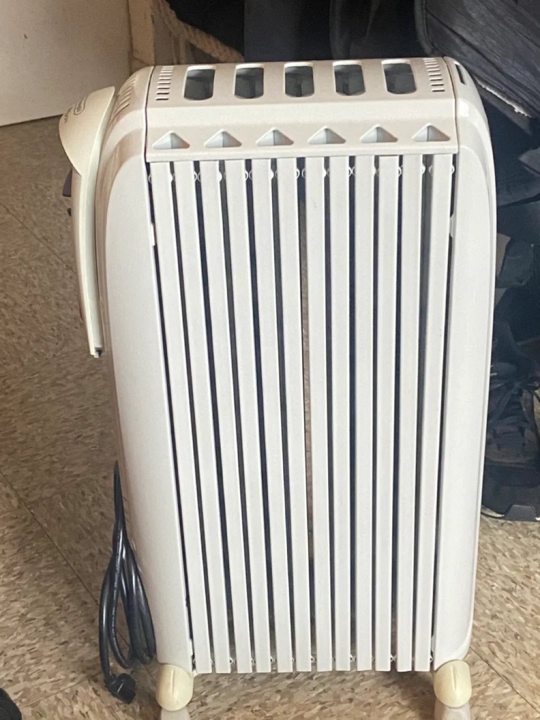 De'Longhi Dragon oil-filled radiator space heater. image indicator(3)
