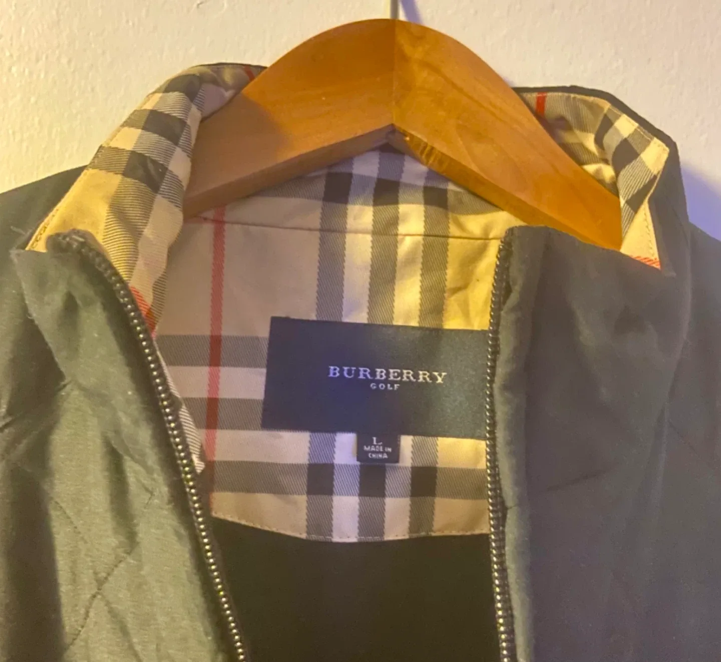 Authentic Burberry Golf Vest - Size L image indicator(3)