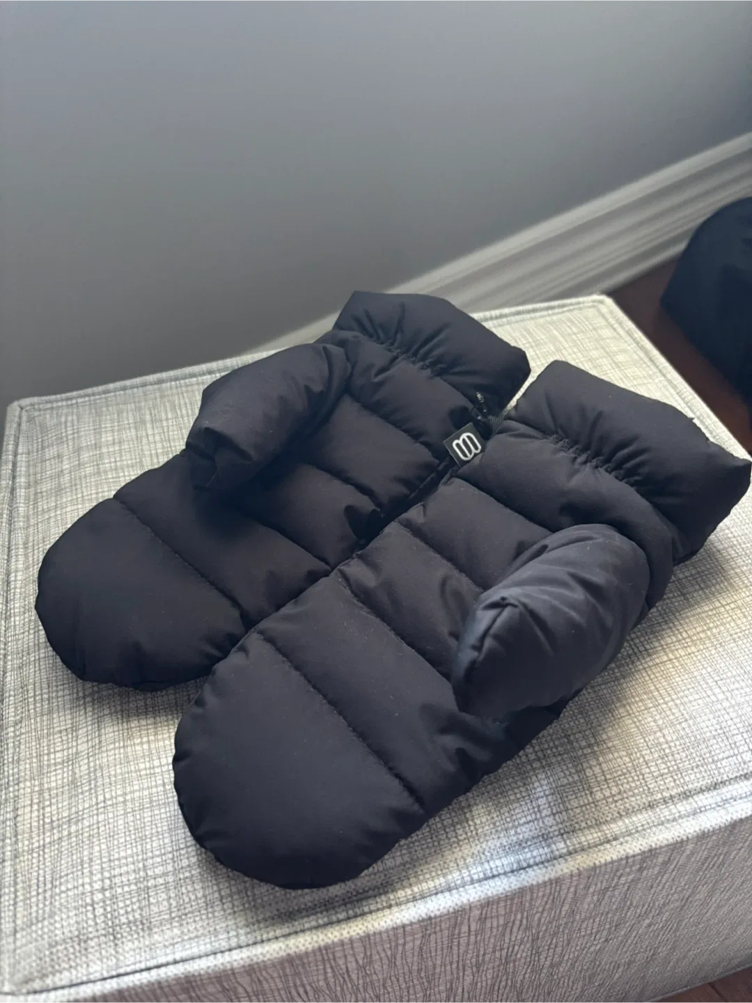 Aritzia Super World Super Puff Black Mittens S/M thumbnail